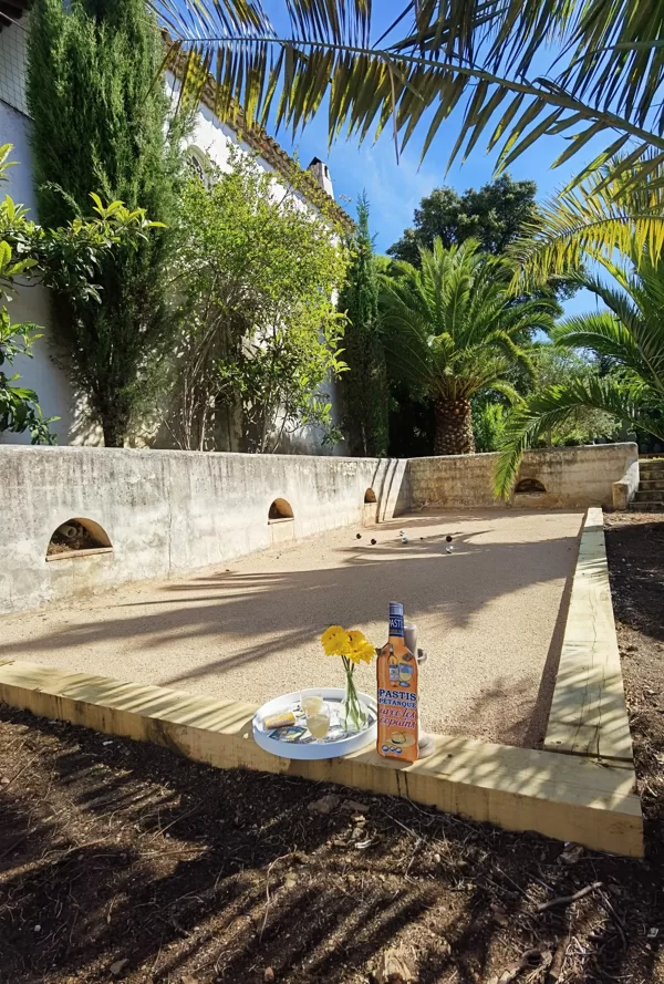 Garden, pétanque (boule) lane